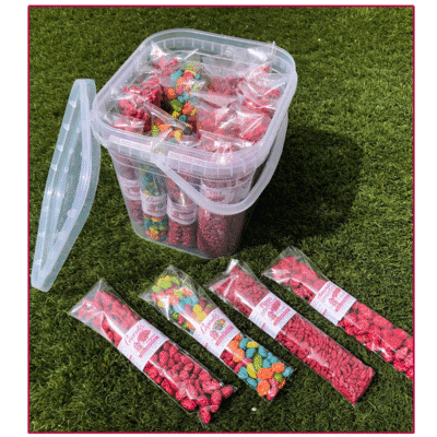 Cubo surtido de 24 bolsas de garrapiñados artesanales con cacahuetes, almendras y pipas