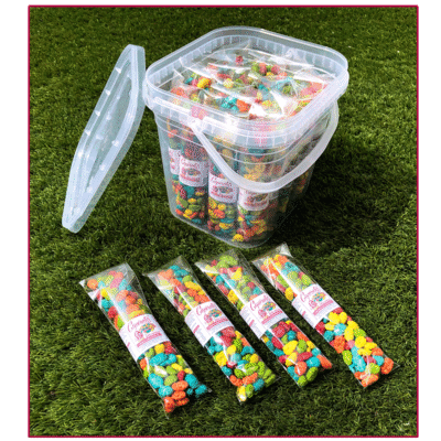 Cubo de 24 bolsas de cacahuetes garrapiñados de colores de Capirotes